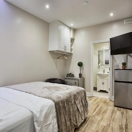 Toronto Rooms And Suites-3